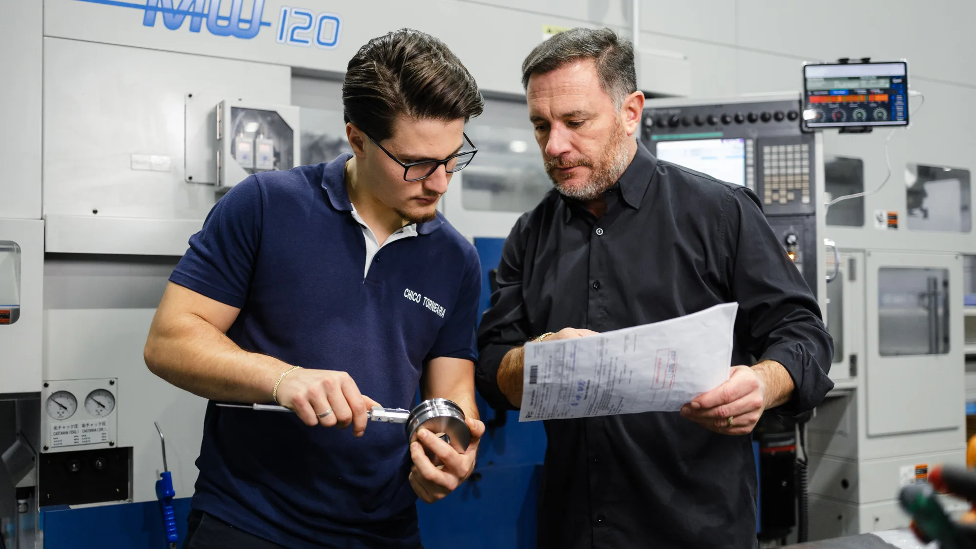 Conferência de desenho técnico junto ao centro de torneamento CNC