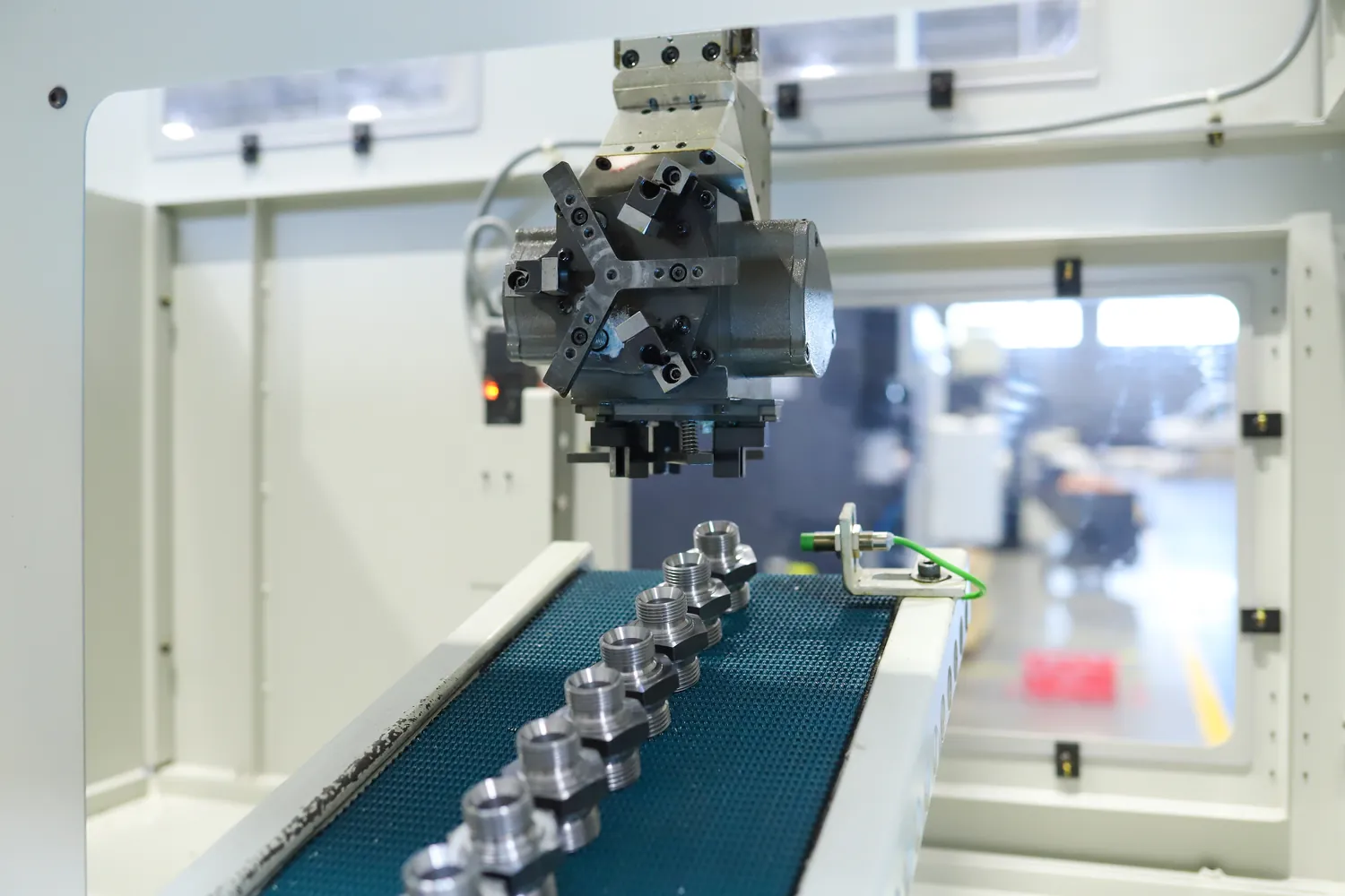 Centro de usinagem CNC em operação