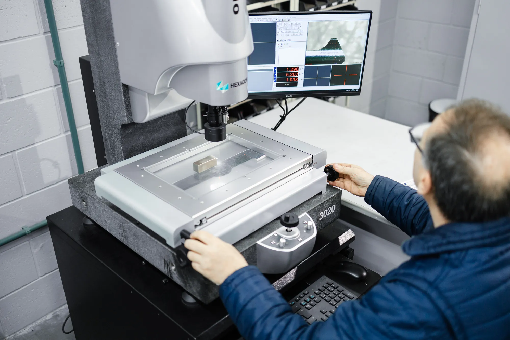 Projetor Ótico com ampliação de 18x a 120x